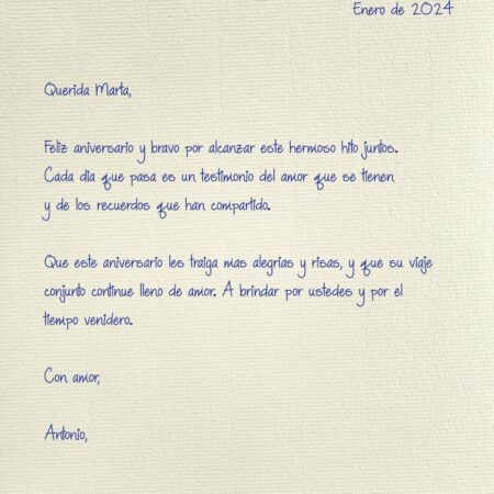 Carta personalizada escrita a mano en papel verjurado color marfil, con caligrafía elegante en tinta azul, ideal como regalo emocional y artesanal.