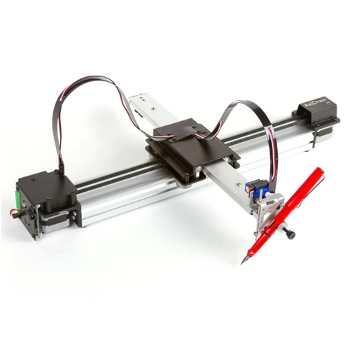 Impresora artesanal adaptada con un bolígrafo BIC para escribir cartas a mano, mostrando el proceso técnico y detallado de Envía una carta.